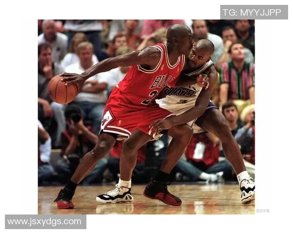 乔丹与足球巨星同框合影展现体育传奇的跨界魅力与友谊